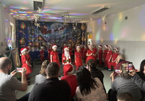 Dzieci śpiewają piosenkę