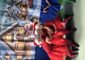 Dziewczynki pozują do zdjęcia