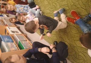 Dzieci poznają akcesoria funkcjonariusza Policji