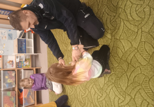 Dzieci poznają akcesoria funkcjonariusza Policji