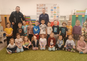 Zdjęcie grupowe z funkcjonariuszami Policji