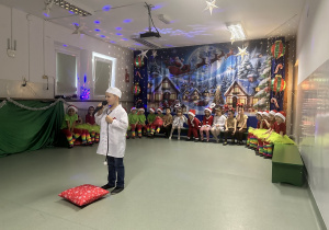 Chłopiec w roli lekarza