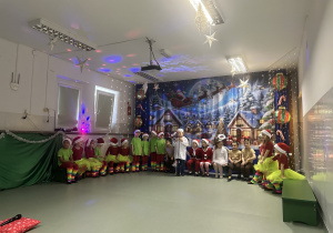 Dzieci przygotowują się do występu