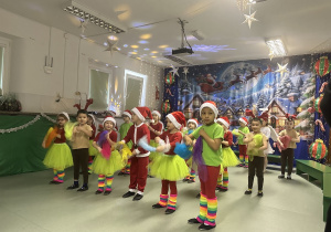 Dzieci tańczą taniec z chustkami