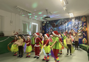 Dzieci tańczą taniec z chustkami