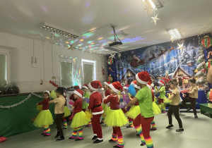 Dzieci tańczą taniec z chustkami