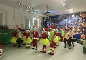 Dzieci w roli elfów i Mikołaja