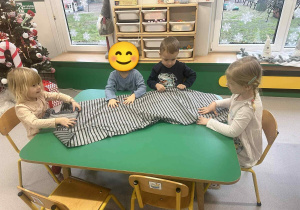 Dzieci dotykają materiału