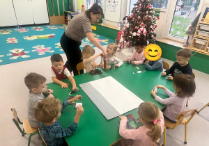 Dzieci oglądają i dotykają różne tkaniny