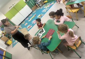 Dzieci poznają różne rodzaje tkanin