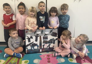 Dzieci prezentują obraz Księżego Młyna