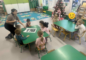 Dzieci słuchają i poznają właściwości bawełny oraz jej zastosowania w codziennym życiu