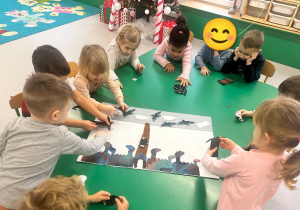 Dzieci układają materiały na tkaninie