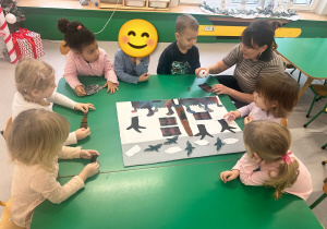 Dzieci wspólnie tworzą obraz