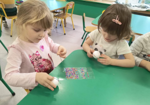 Dziewczynki ozdabiają styropianowe bombki