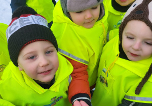 Dzieci oglądają ziarenka dla ptaków