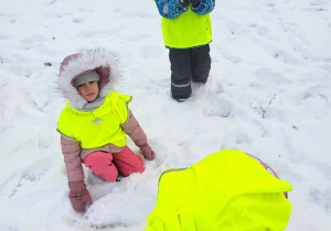 Dzieci bawią się w śniegu