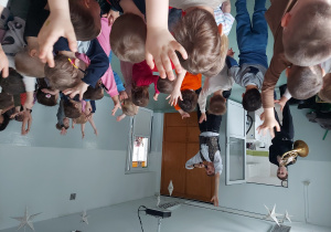 Dzieci tańczą do powitalnej piosenki