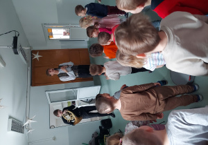 Dzieci słuchają dźwięków waltorni