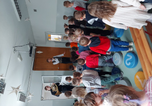 Dzieci chodzą do sali w rytm muzyki