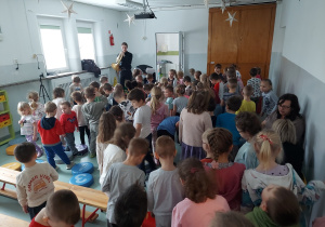 Dzieci chodzą po sali