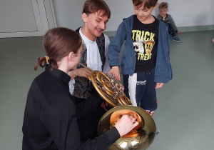 Chłopiec gra na waltorni