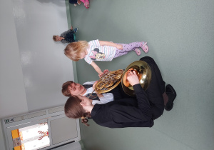 Dziewczynka gra na waltorni