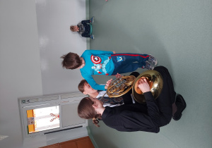 Chłopiec gra na waltorni