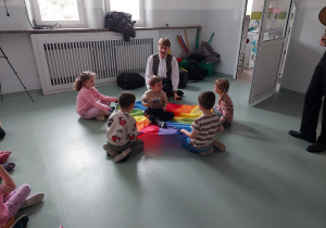 Dzieci ''żeglują'' w chuście animacyjnej