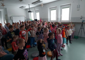 Dzieci tańczą do znanych piosenek