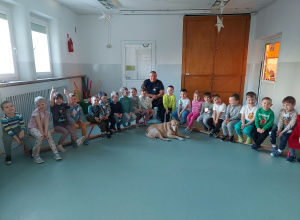 Dzieci pozują do zdjęcia