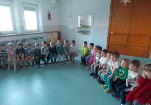 Dzieci słuchają strażnika miejskiego