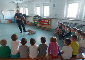 Dzieci słuchają jak należy podchodzić do nieznanego psa