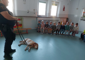 Dzieci słuchają strażnika miejskiego