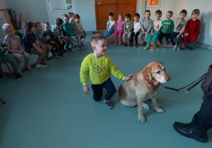 Chłopiec głaszcze psa
