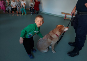 Chłopiec głaszcze psa