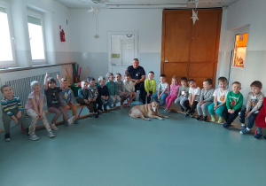 Dzieci pozują do zdjęcia grupowego