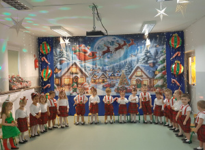 Dzieci śpiewają piosenkę