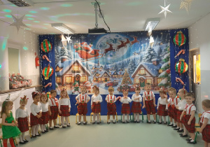 Dzieci śpiewają piosenkę