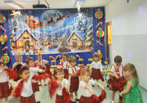 Dzieci tańczą z pomponami