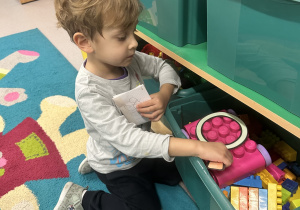 Chłopiec wykonuje zadanie otrzymane od Elfa Figielka