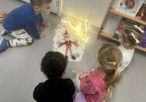 Dzieci dzielą się spostrzeżeniami na temat kolejnego odkrytego psikusa Elfa