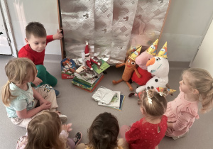 Dzieci oglądają co zrobił Elf i rozmawiają o tym