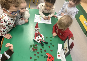 Dzieci podziwiają psotę Elfa