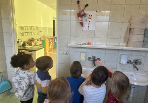 Dzieci przyglądają się bałwanowi Elfa