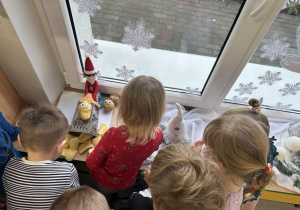 Dzieci z ciekawością oglądają psotę Elfa