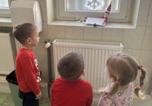 Dzieci zastanawiają się jaką wiadomość zostawił Elf