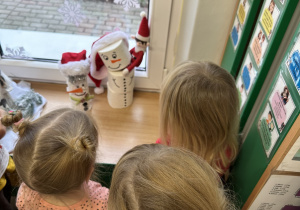 Dziewczynki podziwiają Elfa i jego śnieżny pomysł