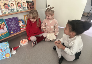 Dziewczynki przyglądają się śpiącemu Elfowi