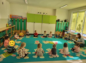 dzieci siedzą w kole